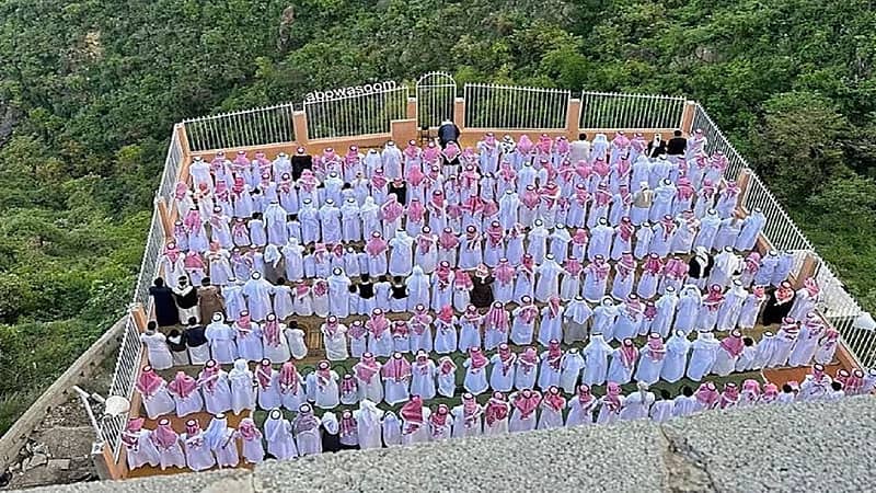 فيديو لأهالي فيفاء يصلون العيد في المصلى المعلق يثير الإعجاب