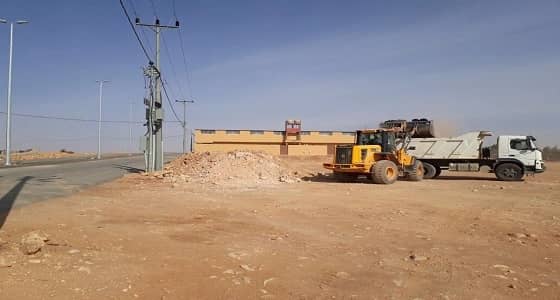 بالصور.. رفع الأنقاض داخل قرية " ابن بكر "