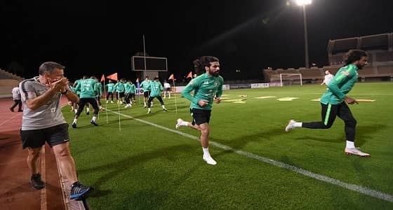 بالصور.. المنتخب الوطني الأول يواصل تدريباته في معسكر الدمام