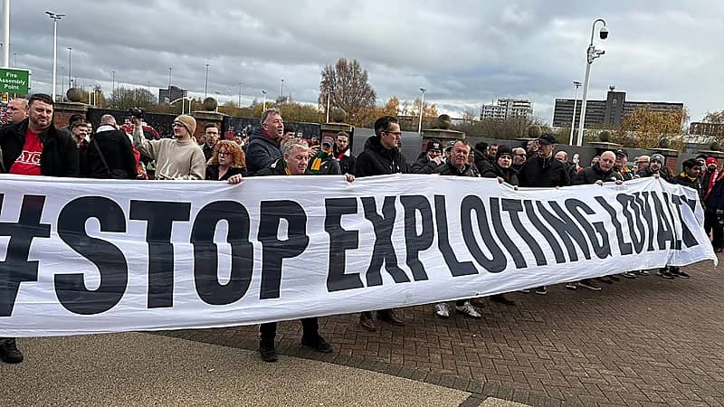 جماهير مانشستر يونايتد تحتج على زيادة أسعار التذاكر .. فيديو