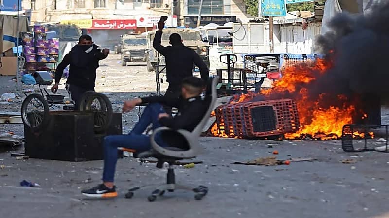 فيديو..انهيار ممرض فلسطيني بعد اكتشاف أن من ينعشه يكون والده