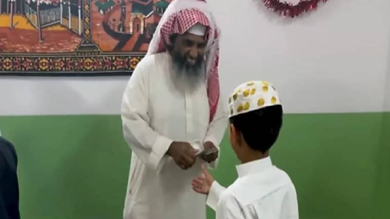 مواطن يحيي ذكريات عيد الفطر بحقبة الثمانينات .. فيديو