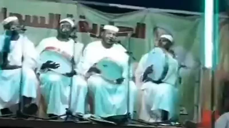 بالفيديو.. فنان يتلقى ضربة قاضية بالكرسي من أحد الحضور