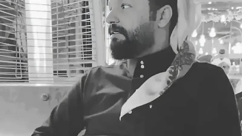 وفاة رجل أمن دهساً بعد مساعدة أم وطفلها على عبور الطريق بالأحساء