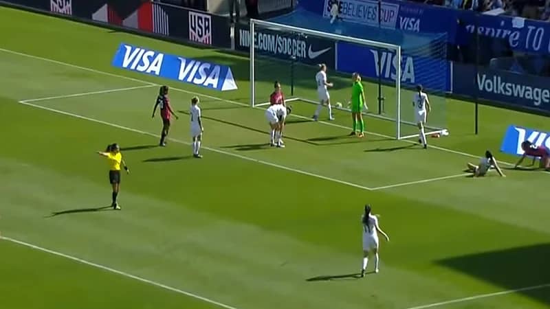 بالفيديو.. لاعبة تحرز 3 أهداف في فريقها بالخطأ