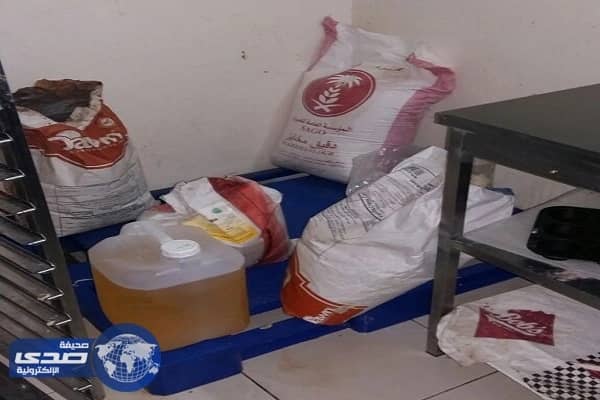 بالصور .. ضبط عمالة وافدة حولت مسكنها لمصنع حلويات بالمدينة