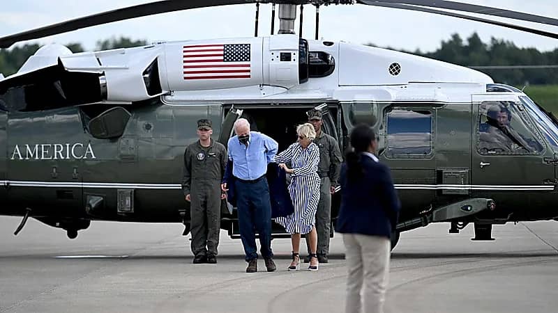 بالفيديو.. بايدن يستعين بزوجته بعدما فشل في ارتداء سترته