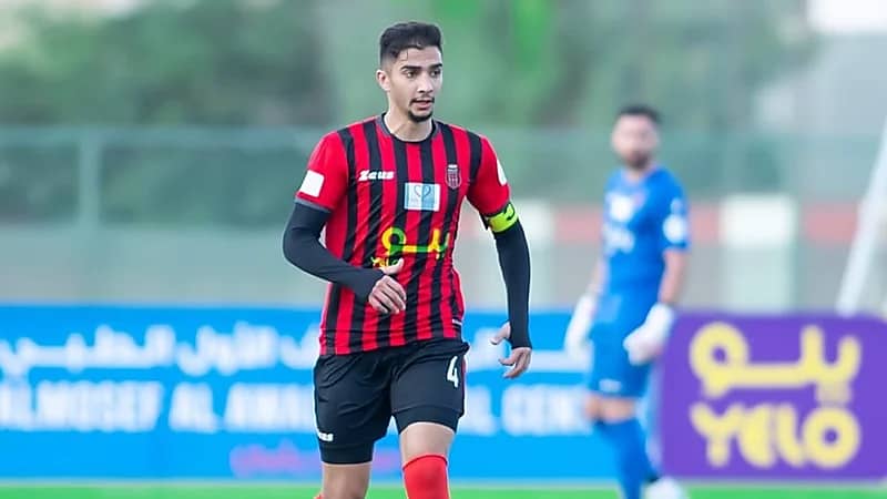 الرياض يجدد عقد مدافعه حتى 2026 .. فيديو