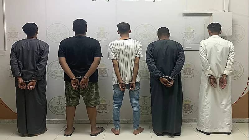 القبض على 5 أشخاص سرقوا مصوغات ذهبية من محل بالرياض