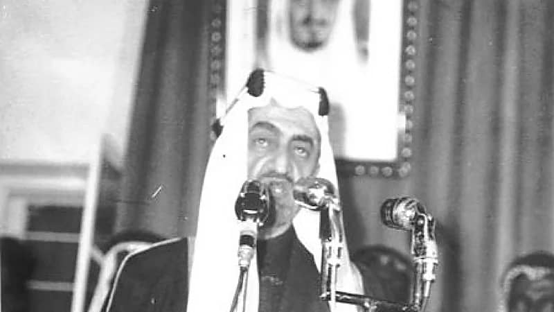 صورة نادرة من التاريخ للملك فيصل أثناء خطاب له لأهالي الدمام
