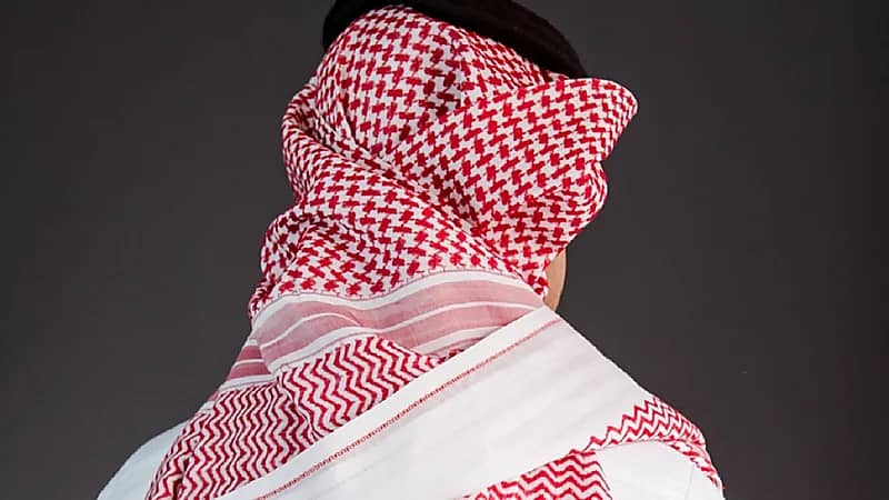 مواطن ينتحل صفة محامٍ وينصب على سيدة أعمال