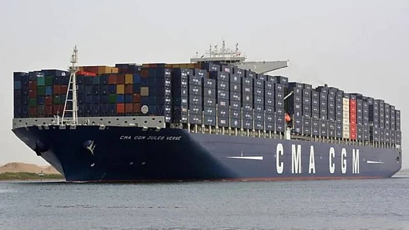 خسائر قناة السويس كل ساعة بسبب السفينة العالقة