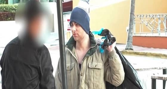 بالفيديو.. مليونير يتنكر بزي مشرد لكشف عاملو المطاعم