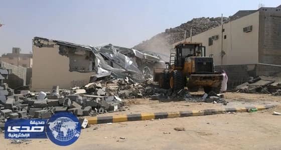 بالصور.. بلدية الشوقية تزيل منازل وأحواش مخالفة بمكة