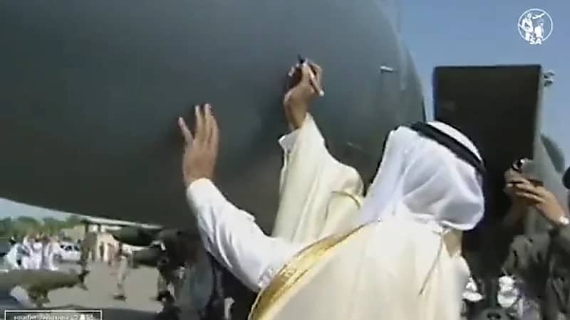 فيديو نادر للملك عبدالله وهو يكتب عبارة  "الله يحفظك" على طائرة سعودية