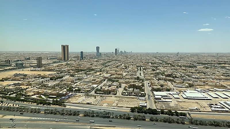 السفير الياباني يلتقط صورة لـ "الرياض" من مركز الملك عبدالله المالي