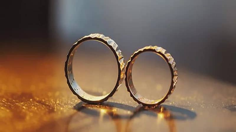 فتاة تضع 10 شروط للزواج: ليس لديه "كرش" ولا يأكل المنسف باليد!