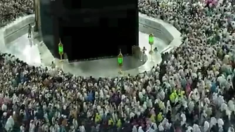 بالفيديو.. جموع عظيمة من المعتمرين في صحن الطواف طامعين في رجاء المولى