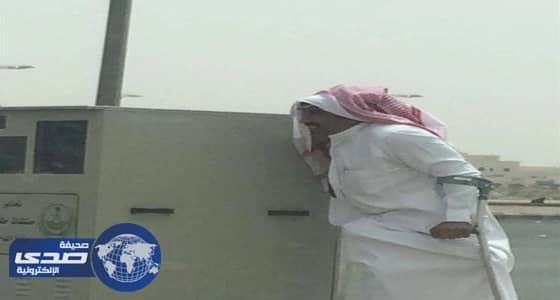 بالصور.. مواطن من ذوي الاحتياجات يستقبل نظام «ساهر» في حائل بالبكاء