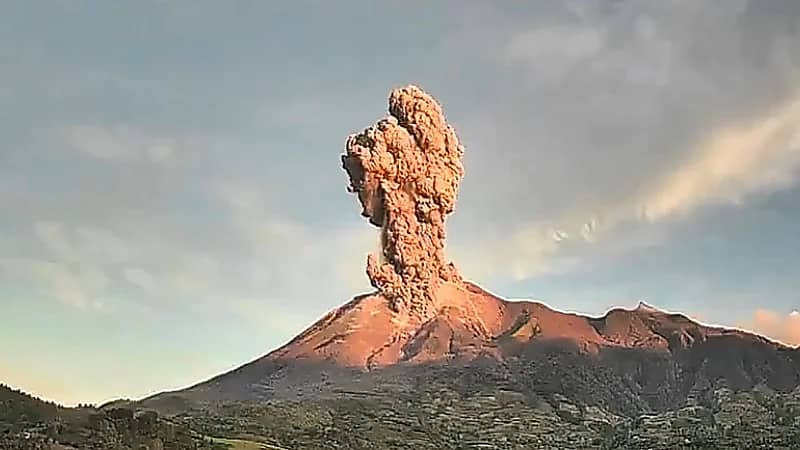 ثوران مفاجئ لبركان كانلاون يرفع حالة التأهب ويُجبر الآلاف على الإجلاء .. فيديو