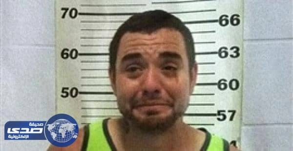 بالفيديو.. أمريكي يبكي ندما بعد اعتقاله لإهانته أسرة مسلمة