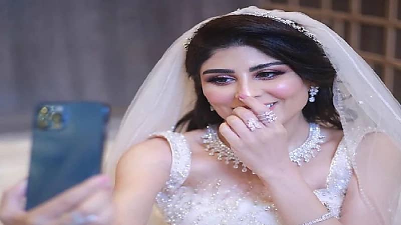 زارا البلوشي تنشر صورة لها مع زوجها الثالث