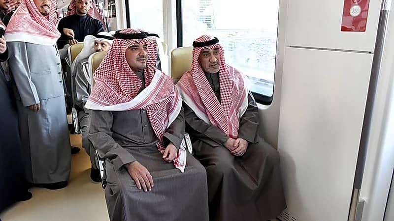 وزير الداخلية ونظيره الكويتي يستقلان قطار الرياض .. فيديو