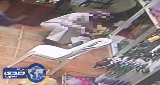 بالصور.. محتال يسرق ببغاء من محل طيور بالطائف