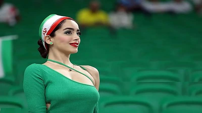 بالصور .. كشف تفاصيل جديدة عن الإيرانية صاحبة الملابس المكشوفة بالمونديال