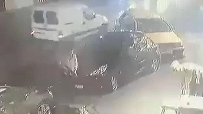 بالفيديو.. رجل يطلق الأعيرة النارية على مقهى