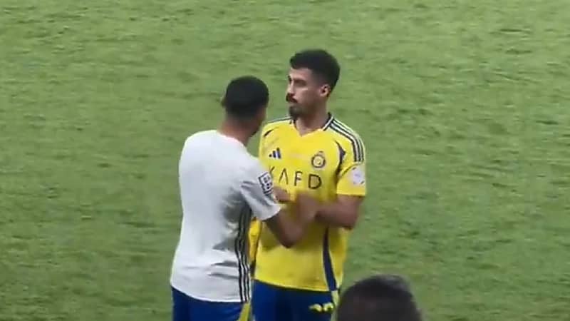 مشجع نصراوي يستفز لاجامي والأخير يرد .. فيديو