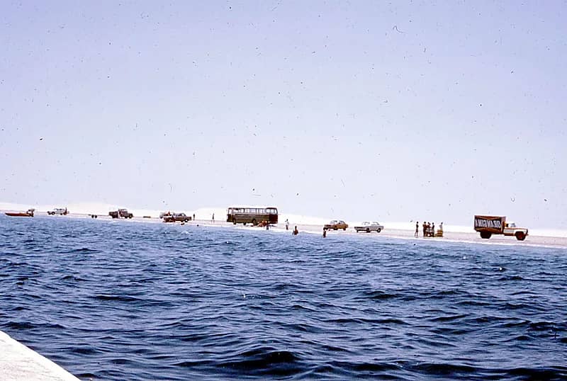 صورة قديمة لشاطىء نصف القمر