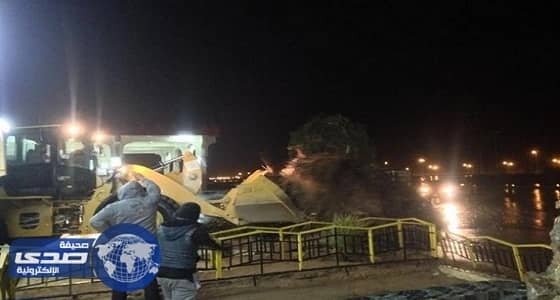 بالصور.. رياح عاصفة تقتلع الأشجار واللوحات الإعلانية بالعويقلة