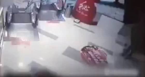 بالفيديو.. سلم كهربائي يلتهم قدم عامل نظافه