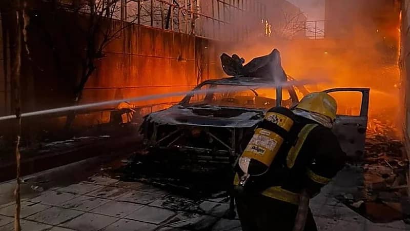 اندلاع حريق بمركبة في فناء منزل بالرياض