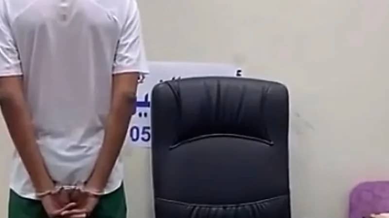 شاهد .. مقطع موّثق لحظة مداهمة موقع يروج لخدمات حج وهمية