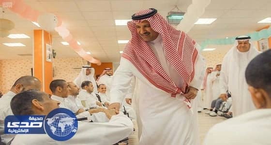 أمير المدينة المنورة يعايد نزلاء مركز التأهيل الشامل بالمنطقة