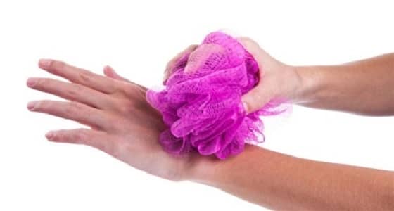 " دراسة " تحذر من خطر انتقال البكتيريا لليف الاستحمام