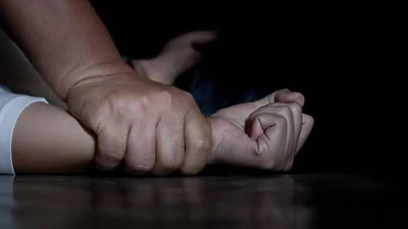 القبض على عامل توصيل بتهمة هتك عرض فتاة