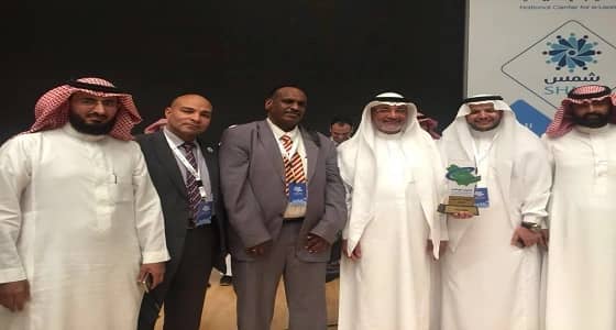 مدير جامعة بيشة يتسلم جائزة الجامعات الداعمة لـ " التعليم الالكتروني "