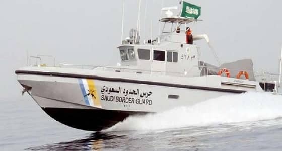 حرس الحدود ينقذ عائلة علقت سيارتها بـ " الوحل " في القطيف