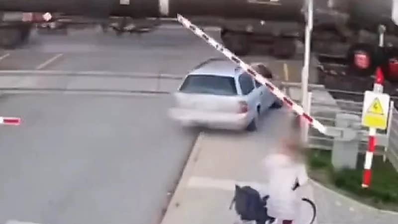 نجاة قائد مركبة بأعجوبة من الدهس أسفل قطار بعد كسر إشارة المرور .. فيديو