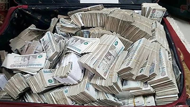 طالب يعثر على حقيبة داخلها مبلغ كبير في محطة قطار ويرفض المُكافأة