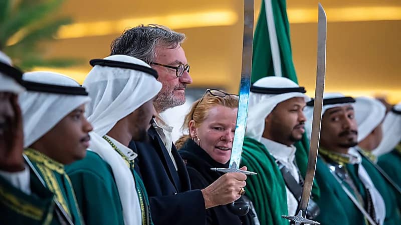 العرضة السعودية تستهوي زوار مهرجان الإبل في منصة طويق