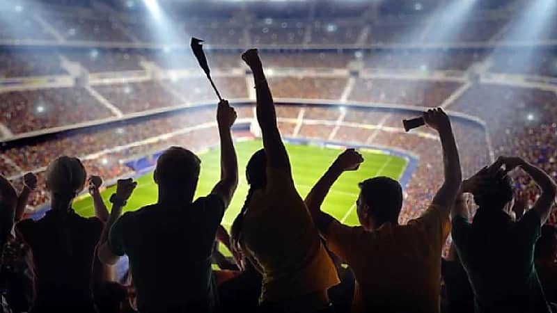 دراسة تنصح المشجعين بمعانقة بعضهم لتخفيف الإجهاد!
