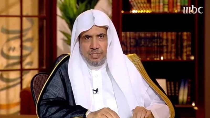 "العيسى" يرد على الجدل المثار بوجود صور له مع سيدات ذات شخصيات مؤثرة