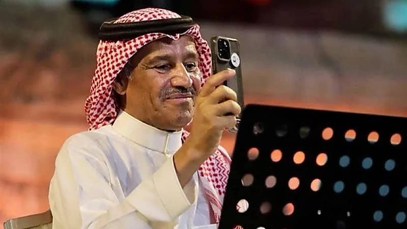 خالد عبد الرحمن يُصور جمهوره ويشعل المنصات.. فيديو
