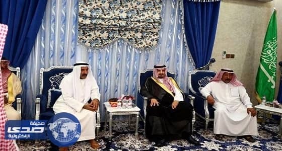 بالصور.. أمير الجوف يقدم العزاء لذوي الشهيد العنزي