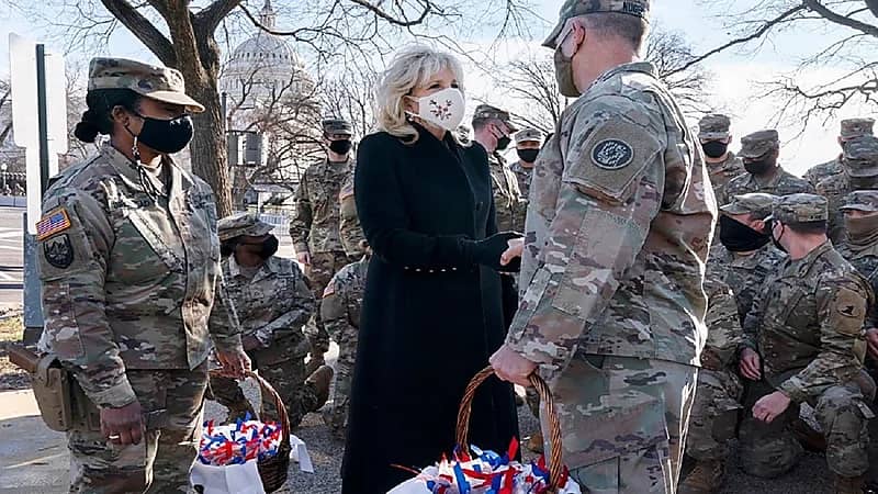 بالفيديو.. زوجة بايدن تزور حرس الكابيتول وتفاجئهم بهدايا غير متوقعة
