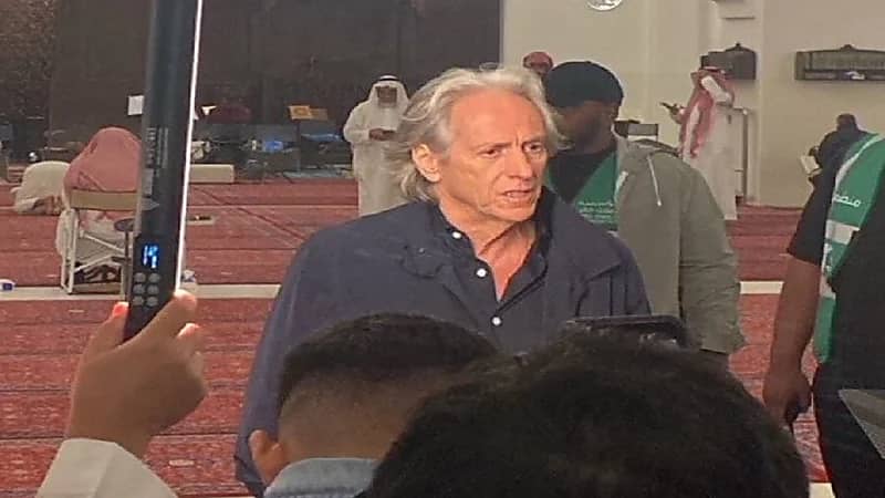 مدرب الهلال جيسوس في أحد مساجد الرياض .. فيديو